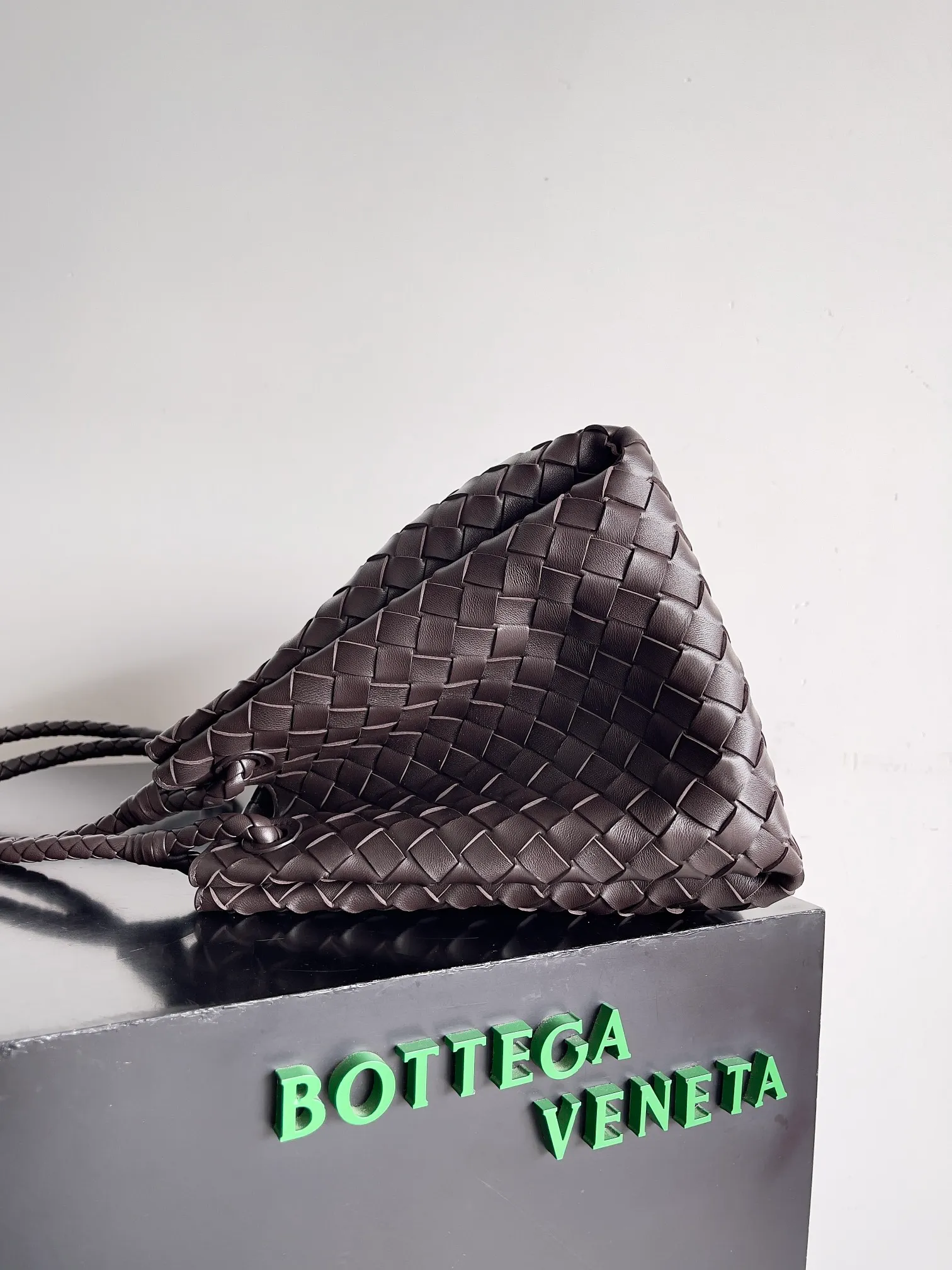 Batch 2660 24 early autumn new model Andiamo Parachute is made of a whole piece of woven leather. It is processed by folding stitching at the four corners. # Craftsmanship and creativity. The large size is atmospheric and practical. One of the must-selects for BV. It has a large space, can hold a computer, the shoulder strap is thick, and the upper shoulder is very comfortable. The large parachute can be carried on the body and can be carried on the body. The upper body is versatile and cute☺️ Style number: 796571 Size: 30*26*20cm